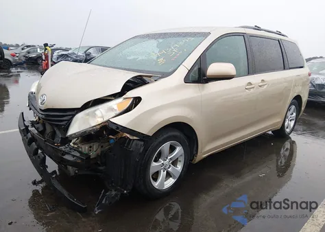2013 Toyota Sienna Le V6 8 Passenger z USA, uszkodzony, nr VIN 5TDKK3DCXDS352689